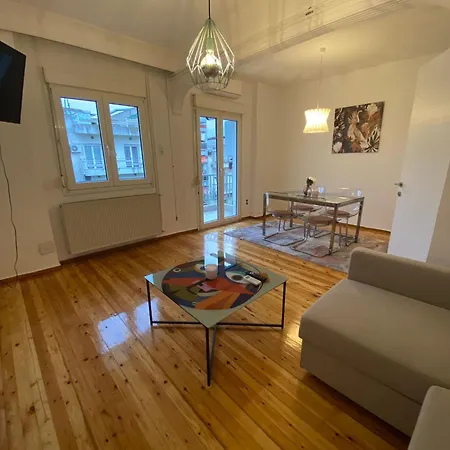 Modern, Centrally Located Apartment *