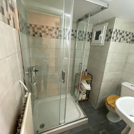 Modern, Centrally Located Apartment *